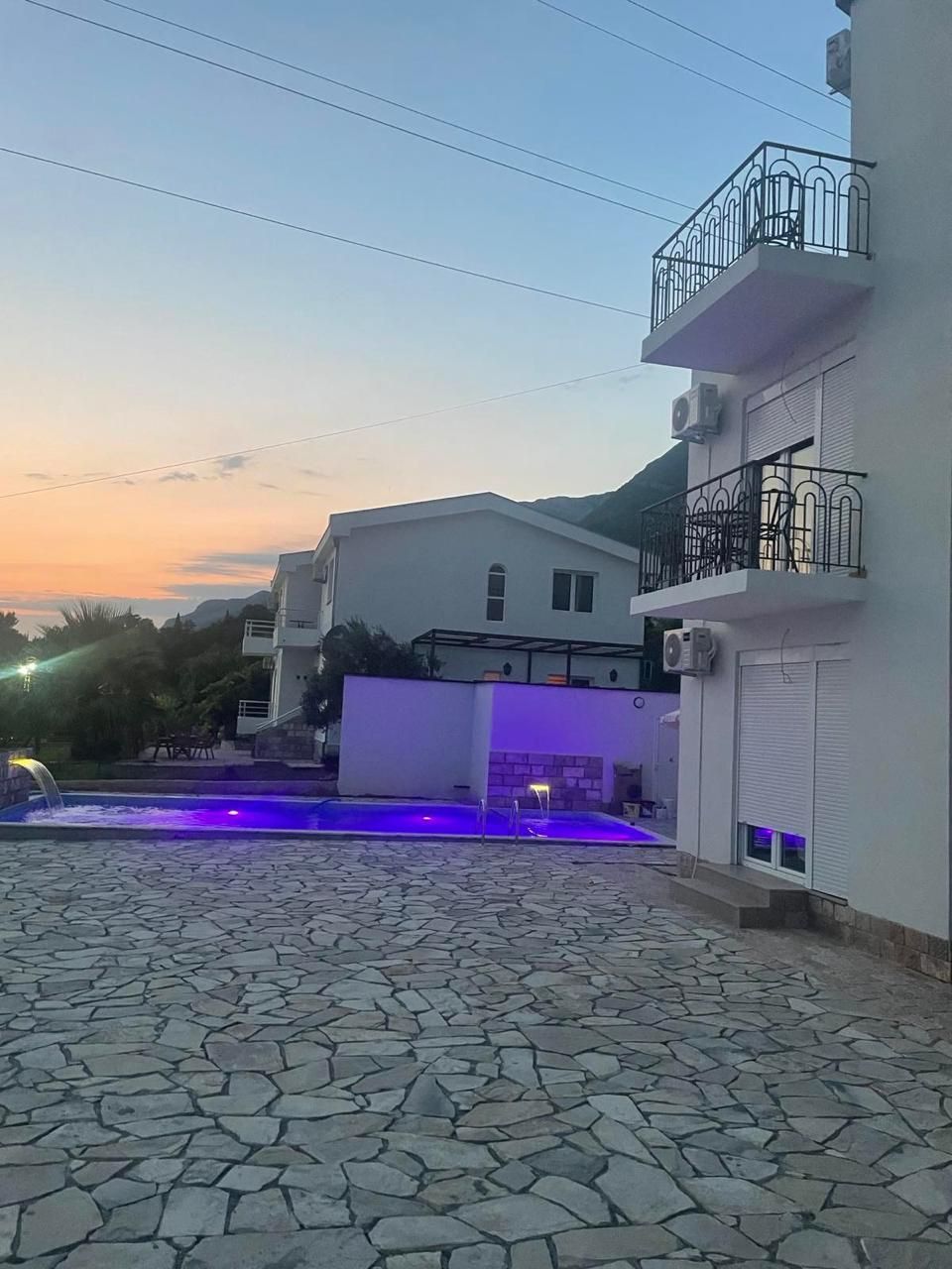 amforaproperty.com/Moderna trospratna kuća 360 m² sa bazenom i panoramskim pogledom – Sutomore
