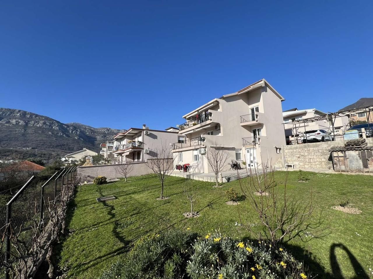 amforaproperty.com/Prostrana porodična kuća 350m² na placu od 650m² sa pogledom na more – Bar