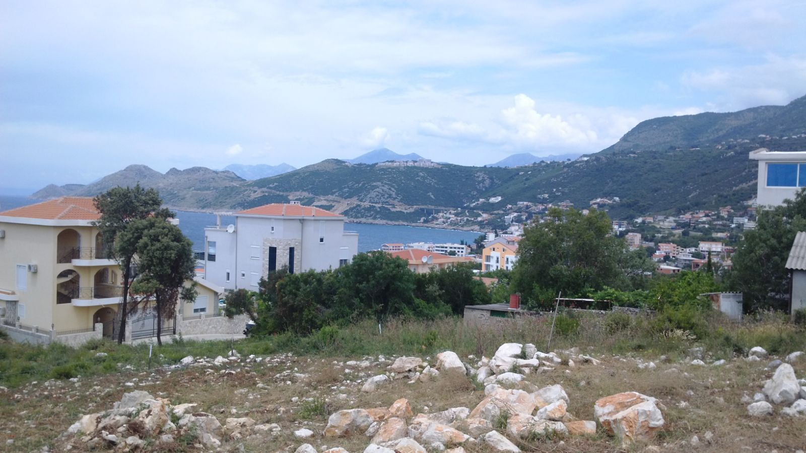 amforaproperty.com/Urbanizovan plac sa pogledom na more 327m² Dobra Voda – Bar