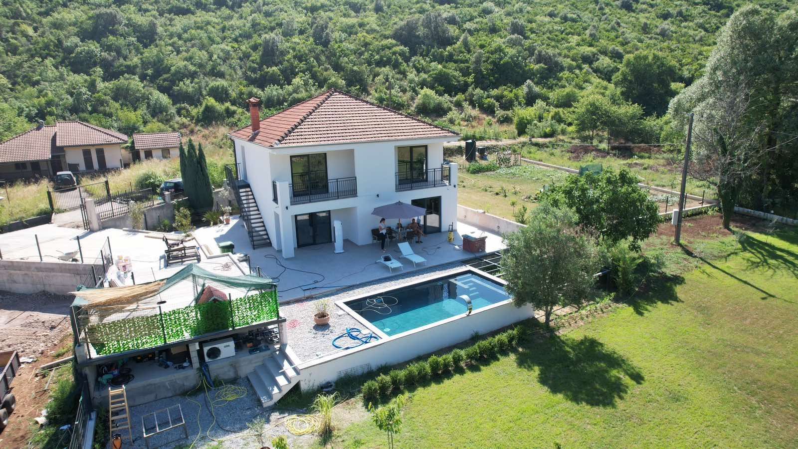 amforaproperty.com/Renovirana kuća sa bazenom, pomoćnim objektom i velikim placem– Kovačko polje, Kotor