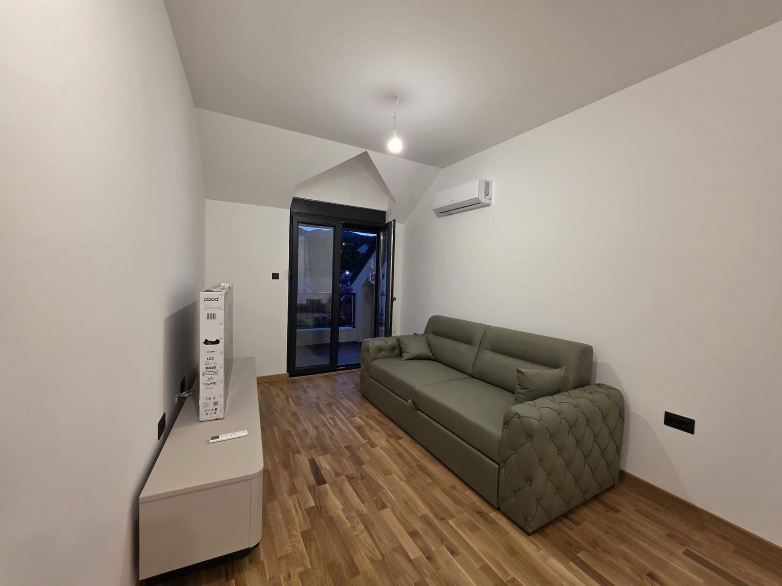 amforaproperty.com/Nov, polunamešten studio apartman 31 m² u modernoj zgradi sa liftom – Cetinje,Centar