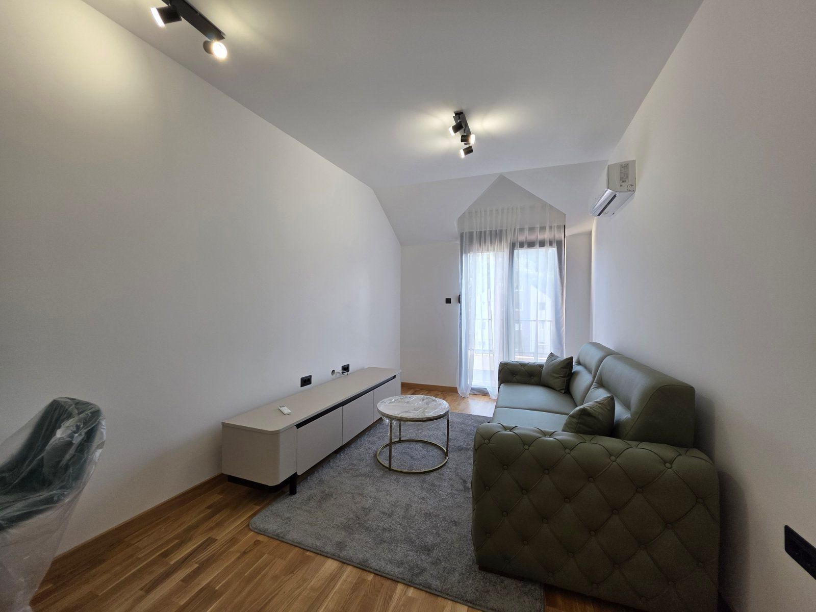 Nov, polunamešten studio apartman 31 m² u modernoj zgradi sa liftom – Cetinje,Centar - Amfora Real Estate