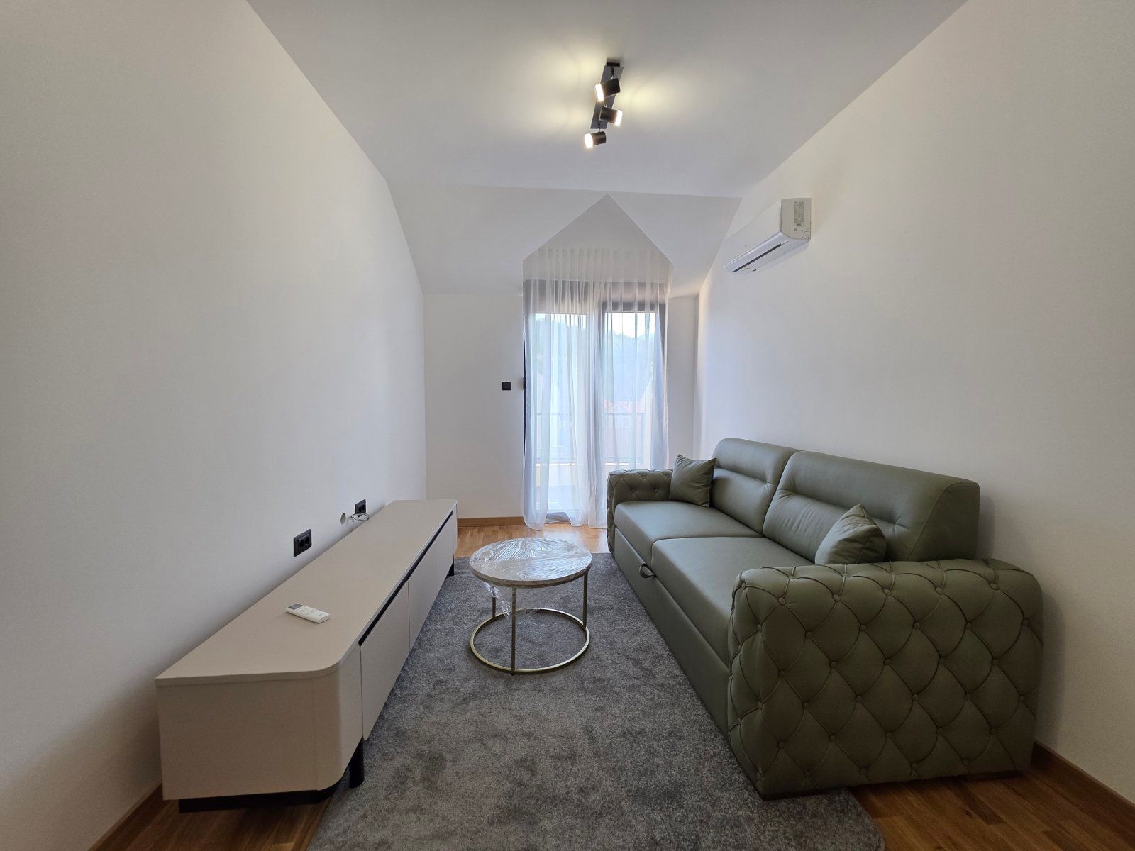 Nov, polunamešten studio apartman 31 m² u modernoj zgradi sa liftom – Cetinje,Centar - Amfora Real Estate