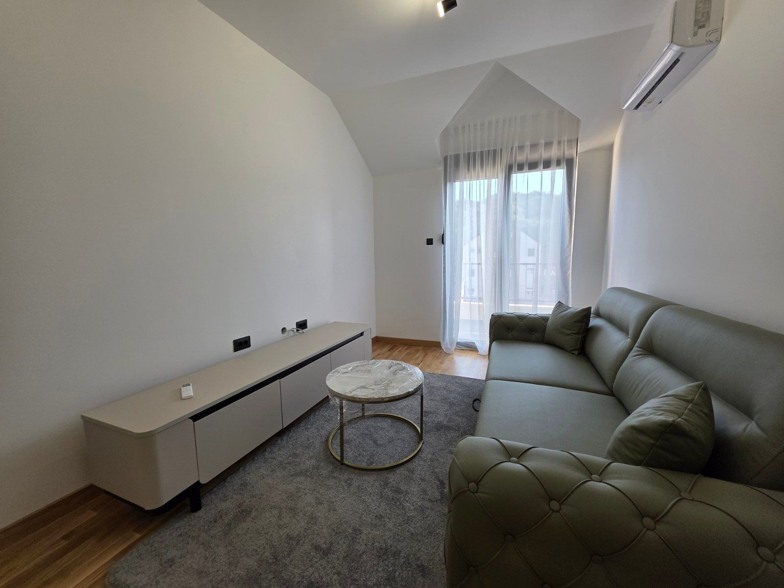 Nov, polunamešten studio apartman 31 m² u modernoj zgradi sa liftom – Cetinje,Centar - Amfora Real Estate