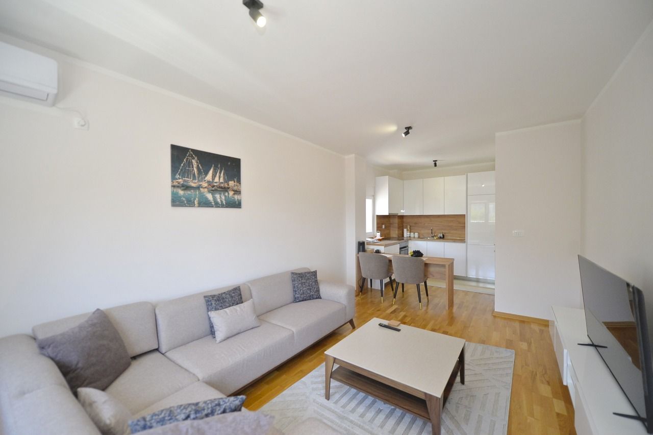 amforaproperty.com/Jednosoban stan na prodaju u Budvi, 38m² – moderan apartman sa terasom i delimičnim pogledom na more