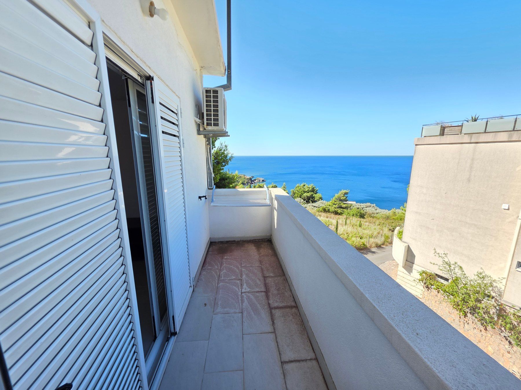 Na prodaju komforan trosoban dupleks apartman 70 m² sa panoramskim pogledom na more – Budva, Sveti Stefan - Amfora Real Estate