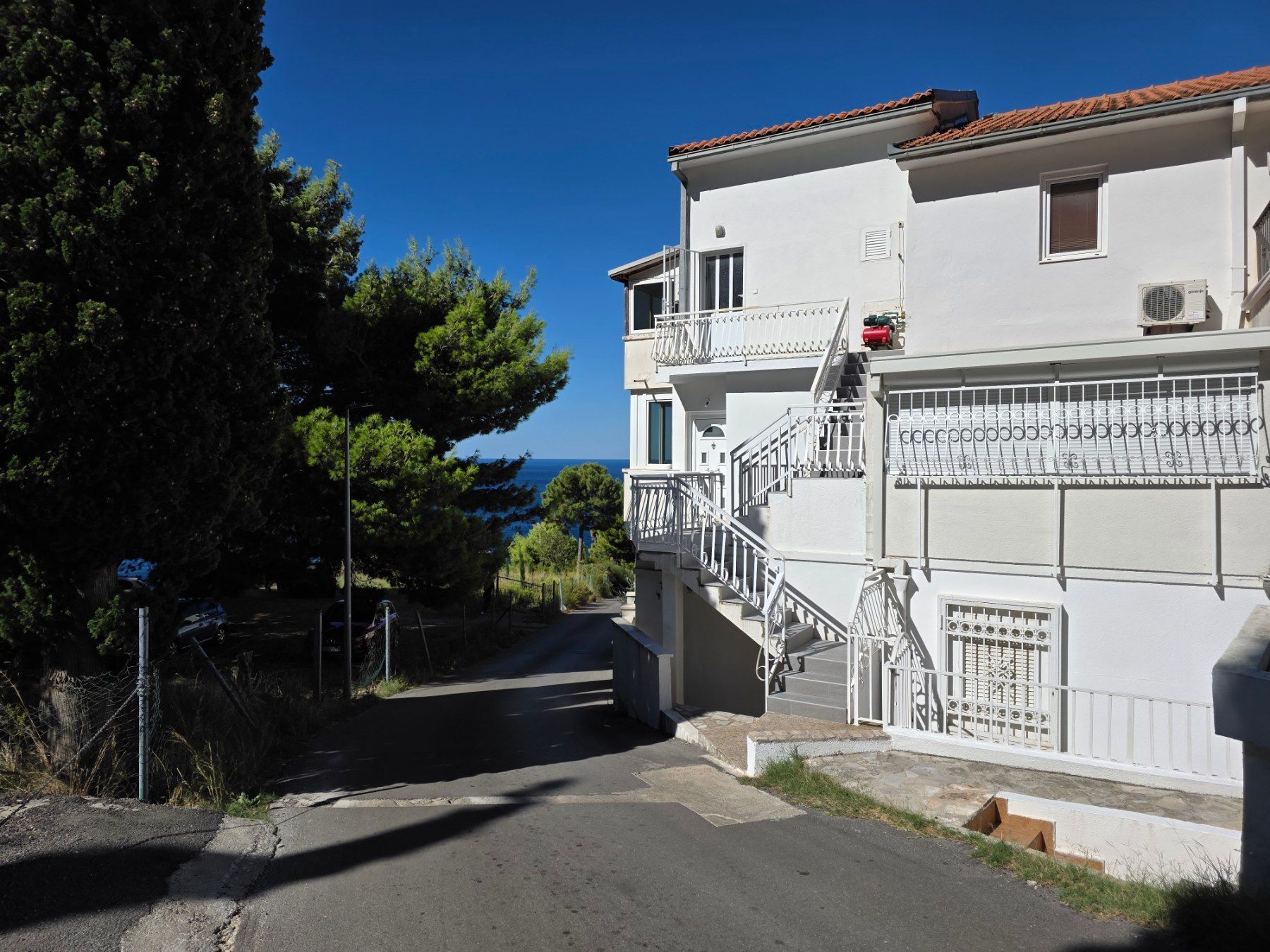 Na prodaju komforan trosoban dupleks apartman 70 m² sa panoramskim pogledom na more – Budva, Sveti Stefan - Amfora Real Estate