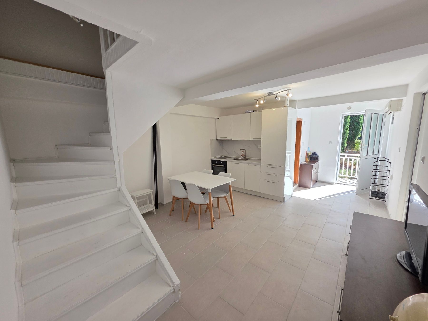 Na prodaju komforan trosoban dupleks apartman 70 m² sa panoramskim pogledom na more – Budva, Sveti Stefan - Amfora Real Estate