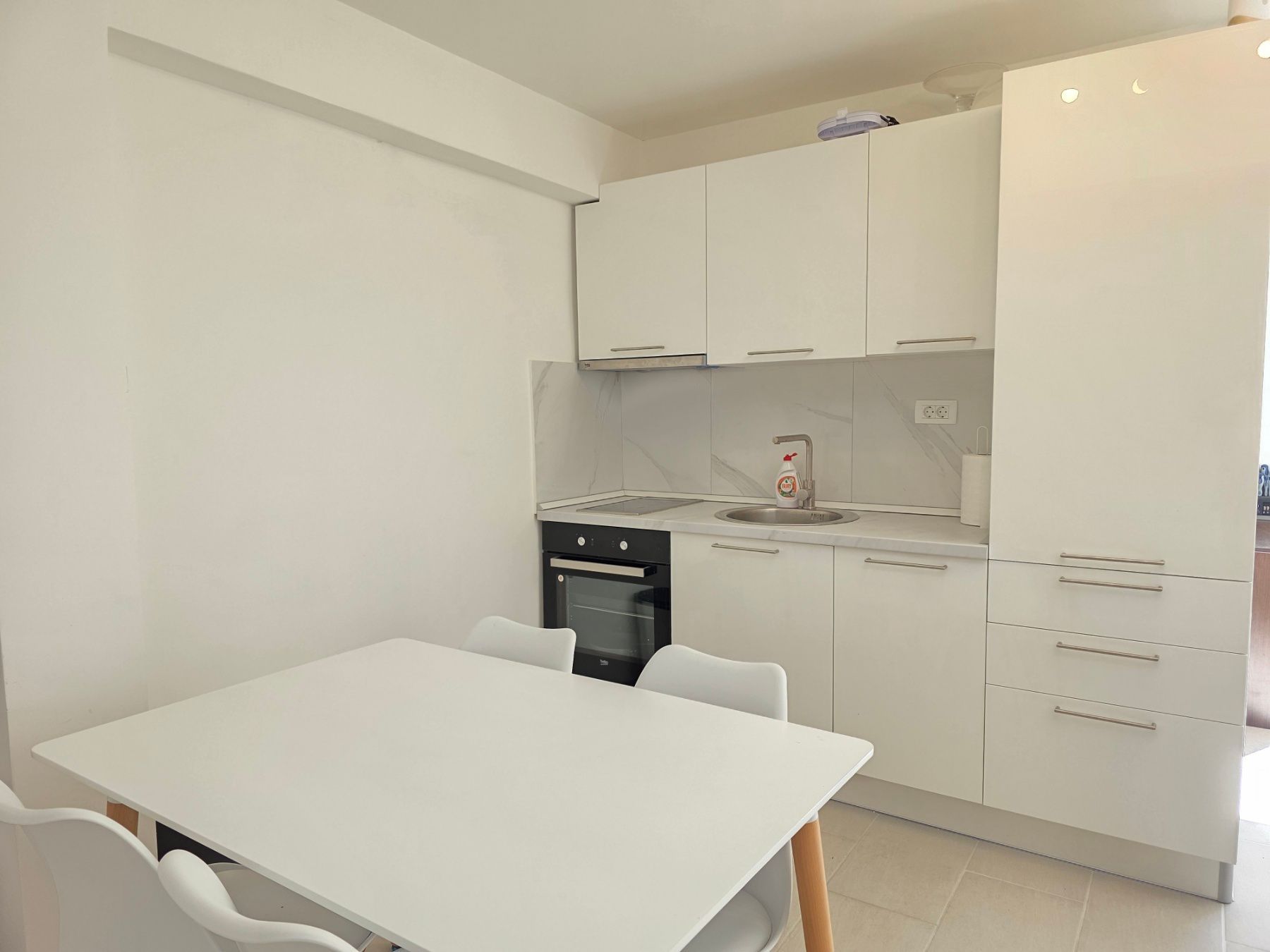 Na prodaju komforan trosoban dupleks apartman 70 m² sa panoramskim pogledom na more – Budva, Sveti Stefan - Amfora Real Estate