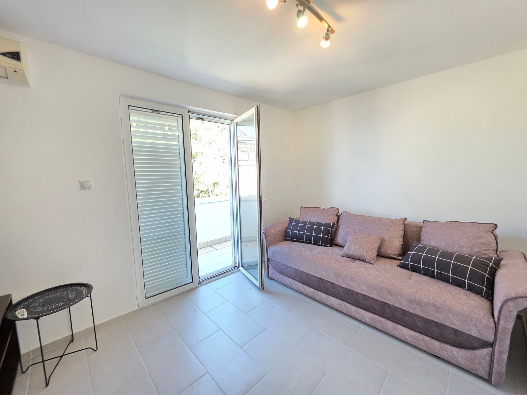 Na prodaju komforan trosoban dupleks apartman 70 m² sa panoramskim pogledom na more – Budva, Sveti Stefan - Amfora Real Estate