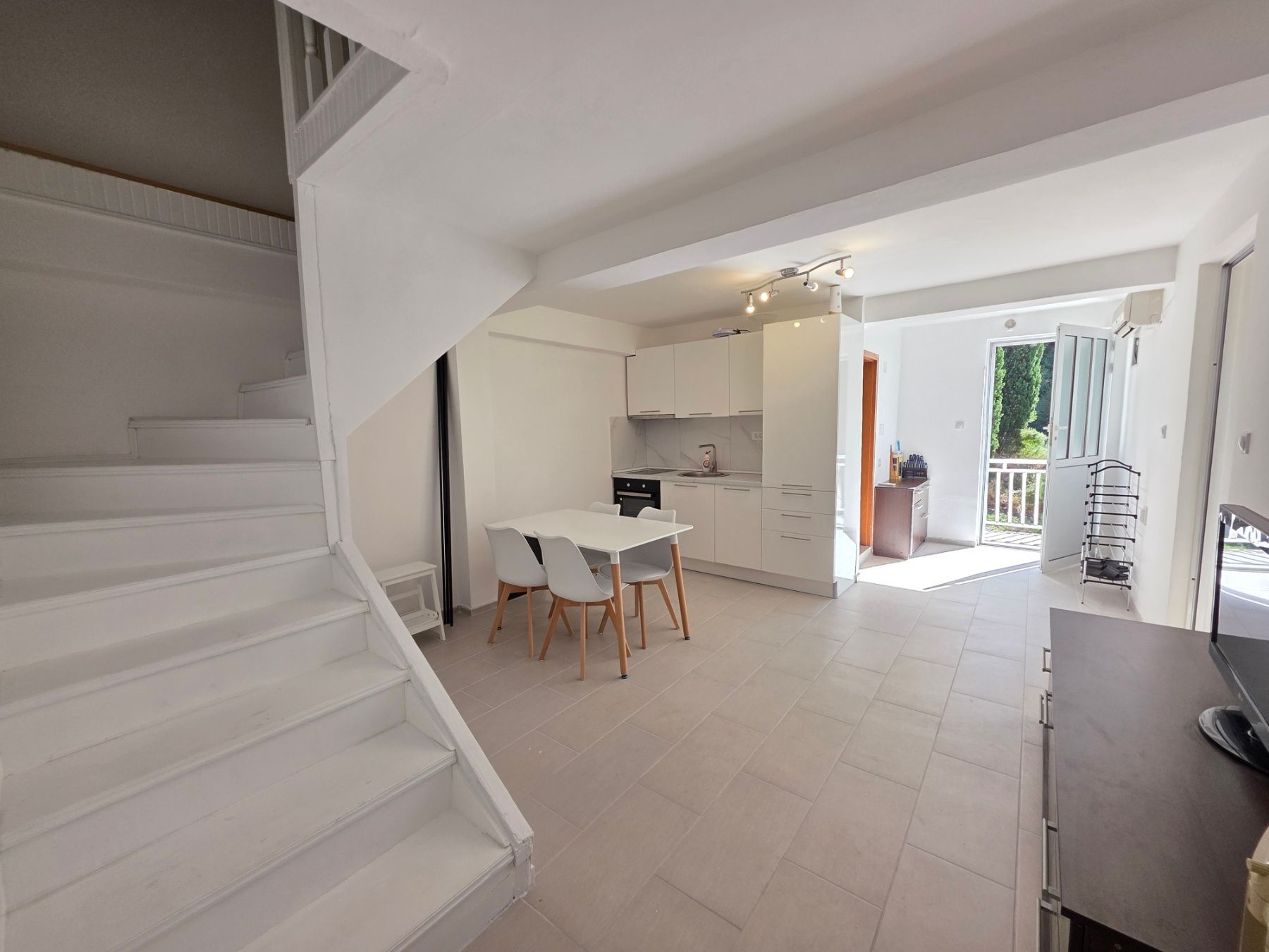 Na prodaju komforan trosoban dupleks apartman 70 m² sa panoramskim pogledom na more – Budva, Sveti Stefan - Amfora Real Estate