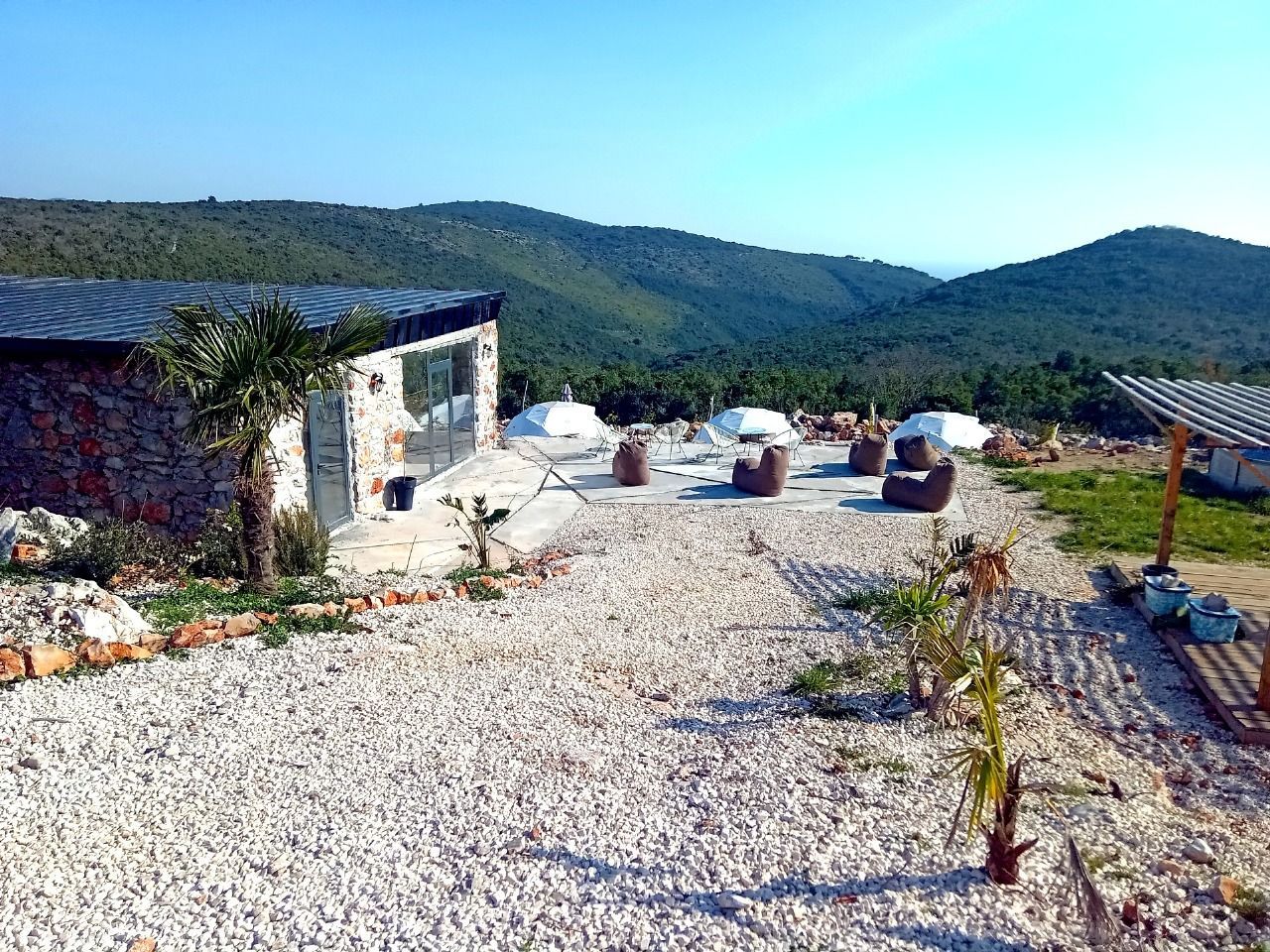 Autentična kamena vila 115 m² sa 5 glamping kućica, terasa 80 m², plac 2.000 m² – Luštica, Rose, panoramski pogled na more i planine - Amfora Real Estate