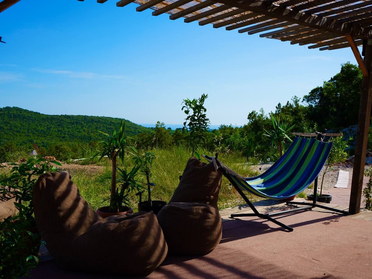 Autentična kamena vila 115 m² sa 5 glamping kućica, terasa 80 m², plac 2.000 m² – Luštica, Rose, panoramski pogled na more i planine - Amfora Real Estate