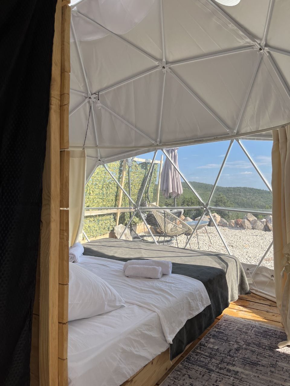 Autentična kamena vila 115 m² sa 5 glamping kućica, terasa 80 m², plac 2.000 m² – Luštica, Rose, panoramski pogled na more i planine - Amfora Real Estate