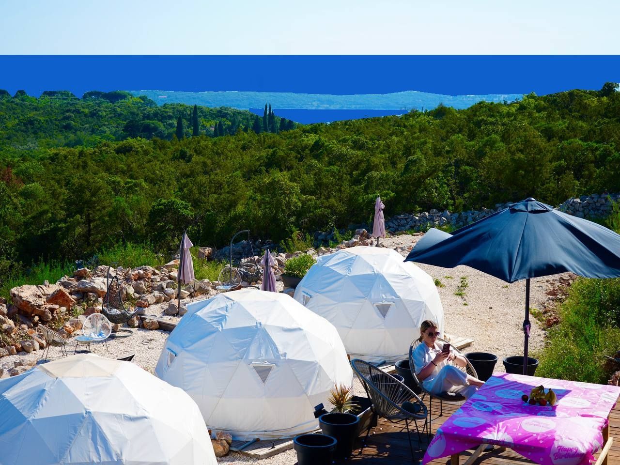 Autentična kamena vila 115 m² sa 5 glamping kućica, terasa 80 m², plac 2.000 m² – Luštica, Rose, panoramski pogled na more i planine - Amfora Real Estate