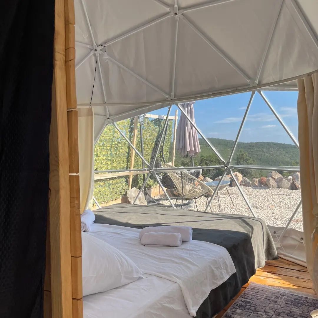 Autentična kamena vila 115 m² sa 5 glamping kućica, terasa 80 m², plac 2.000 m² – Luštica, Rose, panoramski pogled na more i planine - Amfora Real Estate