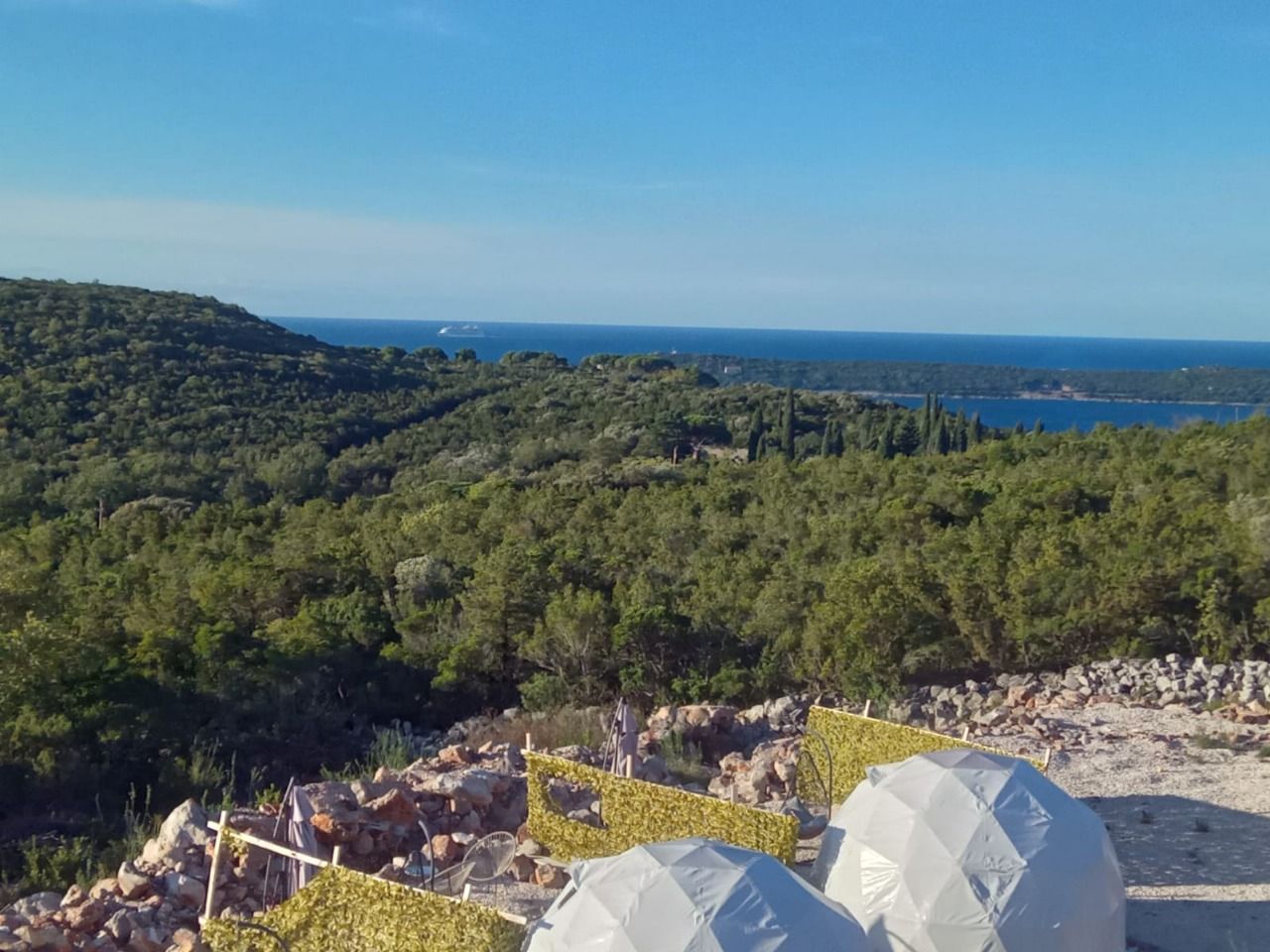 Autentična kamena vila 115 m² sa 5 glamping kućica, terasa 80 m², plac 2.000 m² – Luštica, Rose, panoramski pogled na more i planine - Amfora Real Estate