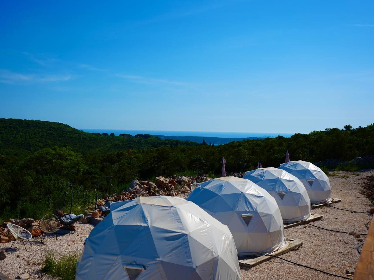 Autentična kamena vila 115 m² sa 5 glamping kućica, terasa 80 m², plac 2.000 m² – Luštica, Rose, panoramski pogled na more i planine - Amfora Real Estate