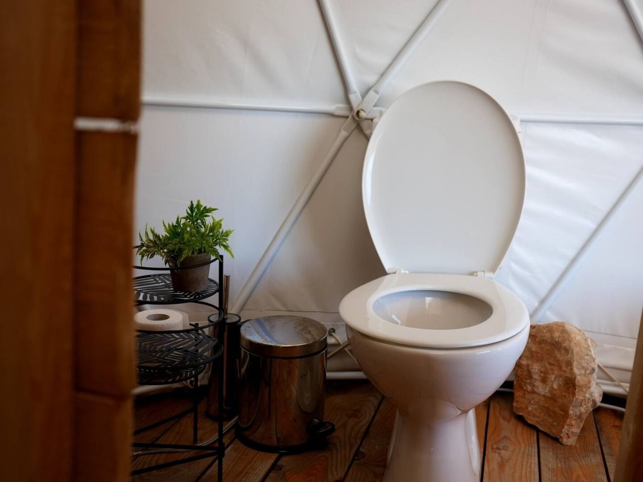 Autentična kamena vila 115 m² sa 5 glamping kućica, terasa 80 m², plac 2.000 m² – Luštica, Rose, panoramski pogled na more i planine - Amfora Real Estate