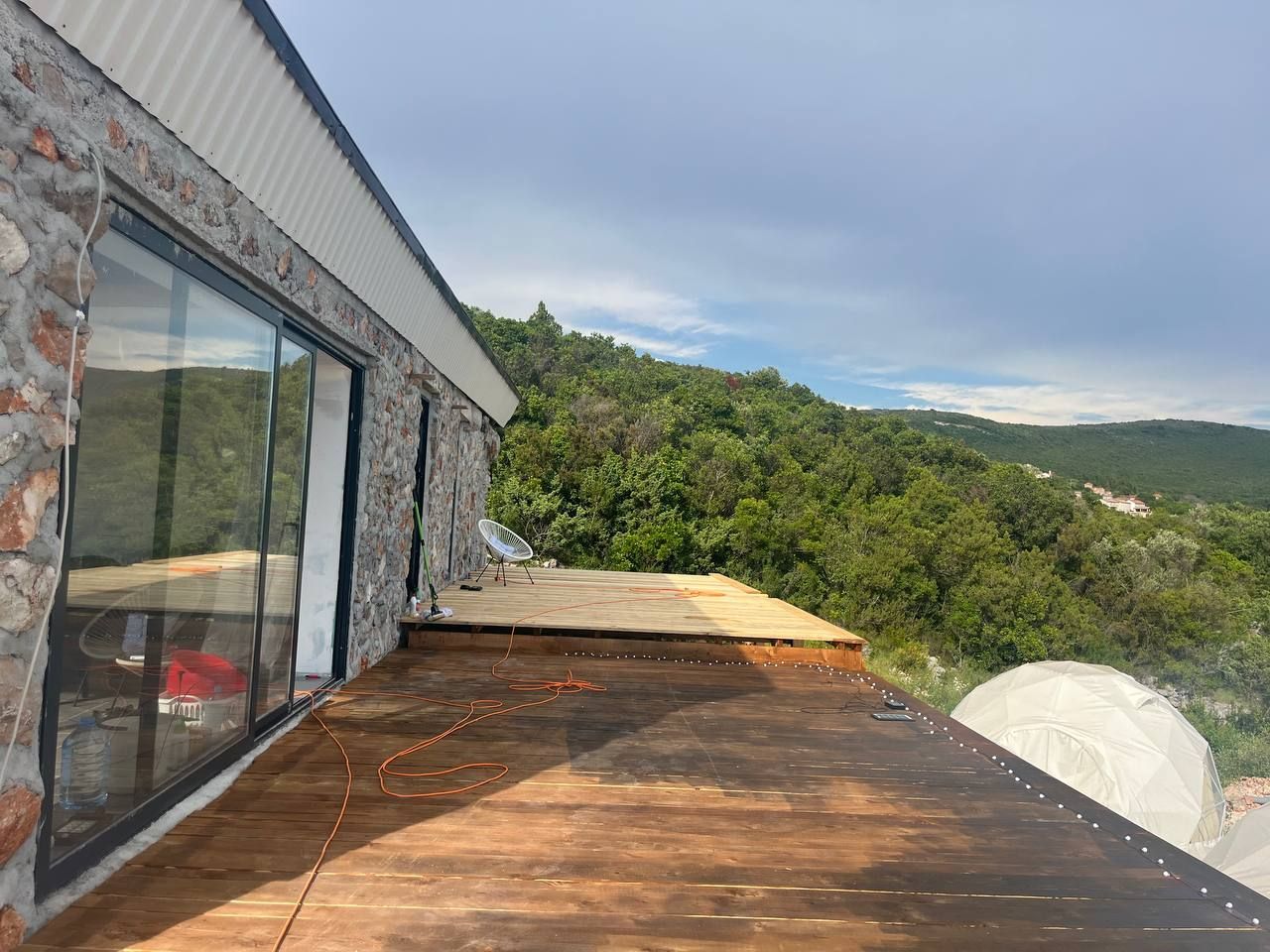 Autentična kamena vila 115 m² sa 5 glamping kućica, terasa 80 m², plac 2.000 m² – Luštica, Rose, panoramski pogled na more i planine - Amfora Real Estate
