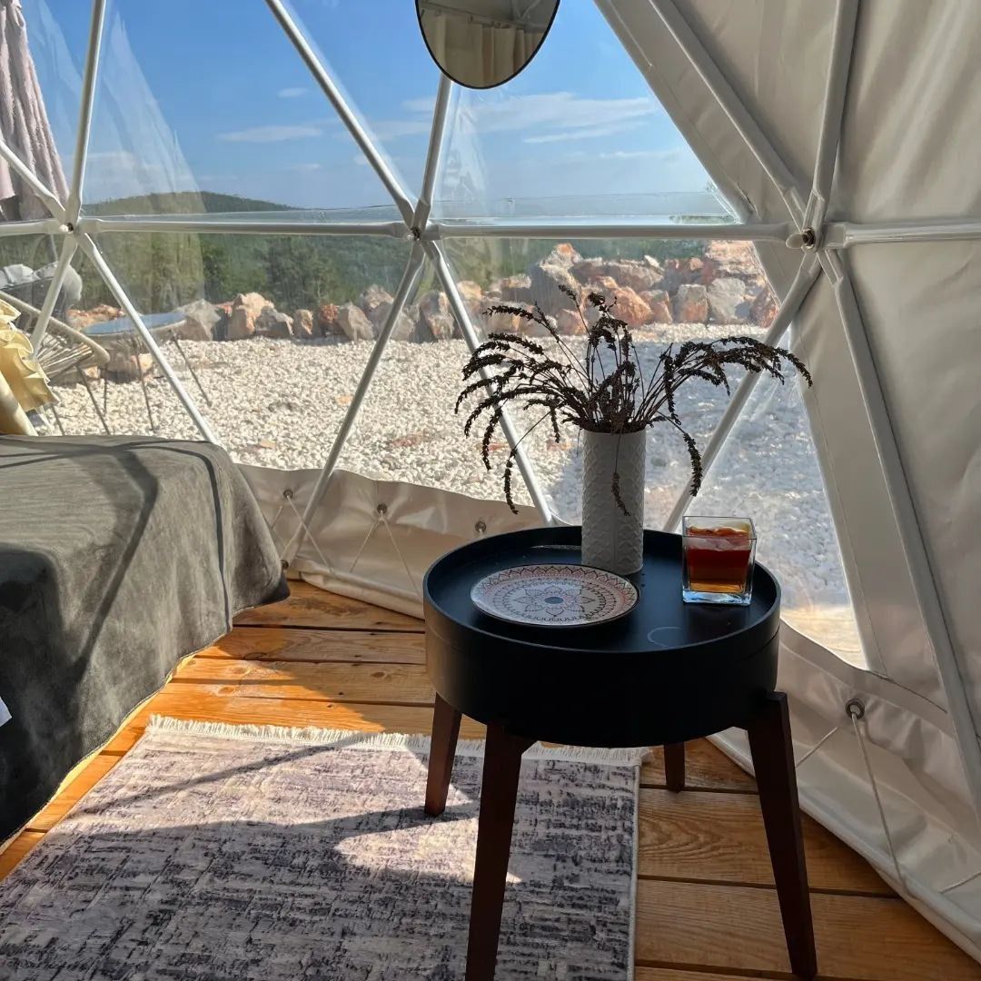 Autentična kamena vila 115 m² sa 5 glamping kućica, terasa 80 m², plac 2.000 m² – Luštica, Rose, panoramski pogled na more i planine - Amfora Real Estate