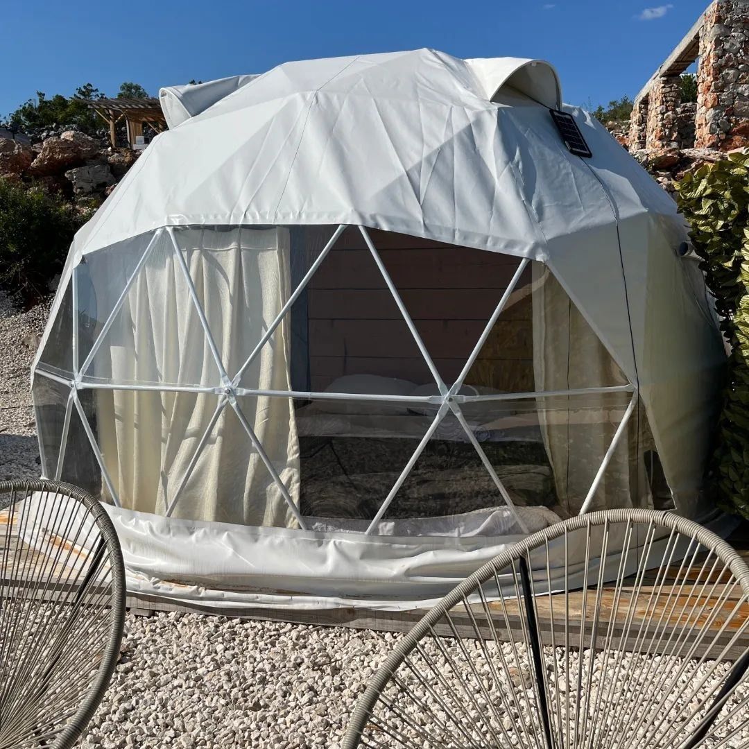 Autentična kamena vila 115 m² sa 5 glamping kućica, terasa 80 m², plac 2.000 m² – Luštica, Rose, panoramski pogled na more i planine - Amfora Real Estate