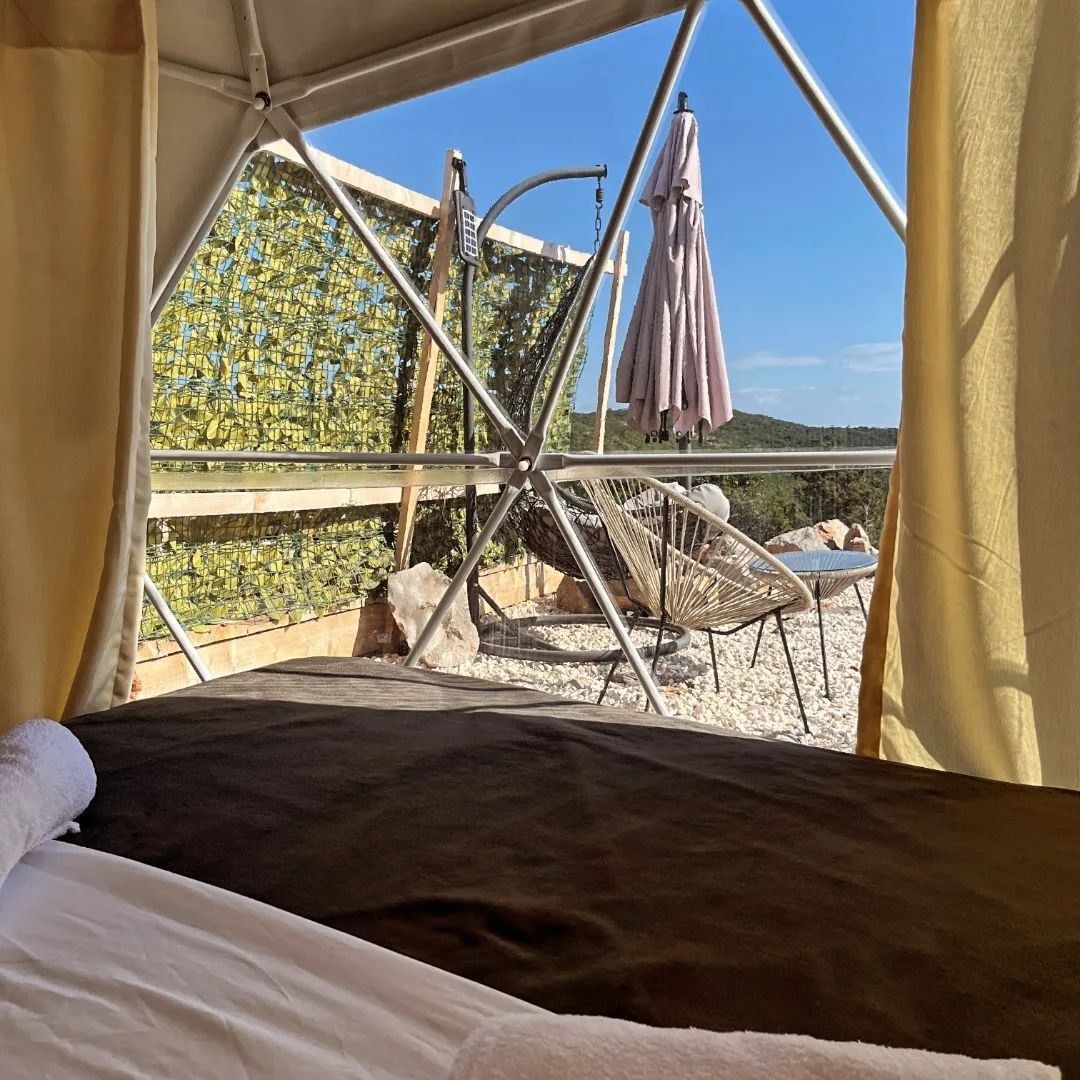 Autentična kamena vila 115 m² sa 5 glamping kućica, terasa 80 m², plac 2.000 m² – Luštica, Rose, panoramski pogled na more i planine - Amfora Real Estate