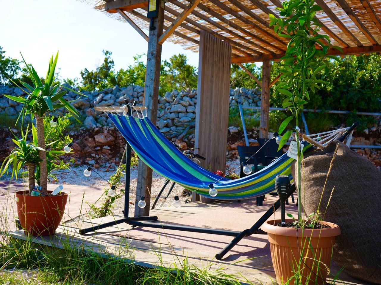 Autentična kamena vila 115 m² sa 5 glamping kućica, terasa 80 m², plac 2.000 m² – Luštica, Rose, panoramski pogled na more i planine - Amfora Real Estate