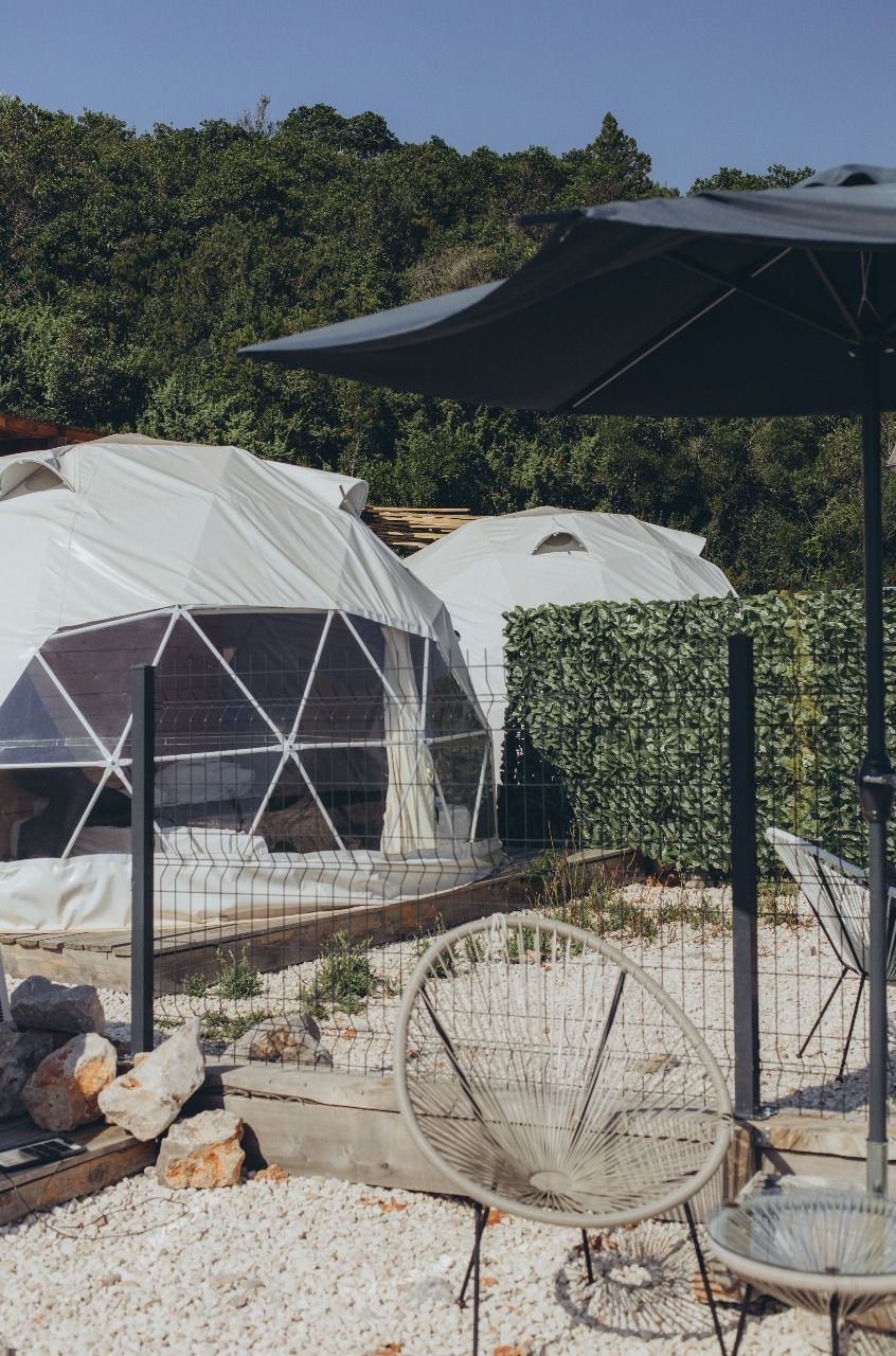 Autentična kamena vila 115 m² sa 5 glamping kućica, terasa 80 m², plac 2.000 m² – Luštica, Rose, panoramski pogled na more i planine - Amfora Real Estate