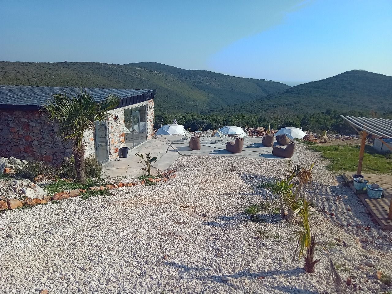 Autentična kamena vila 115 m² sa 5 glamping kućica, terasa 80 m², plac 2.000 m² – Luštica, Rose, panoramski pogled na more i planine - Amfora Real Estate