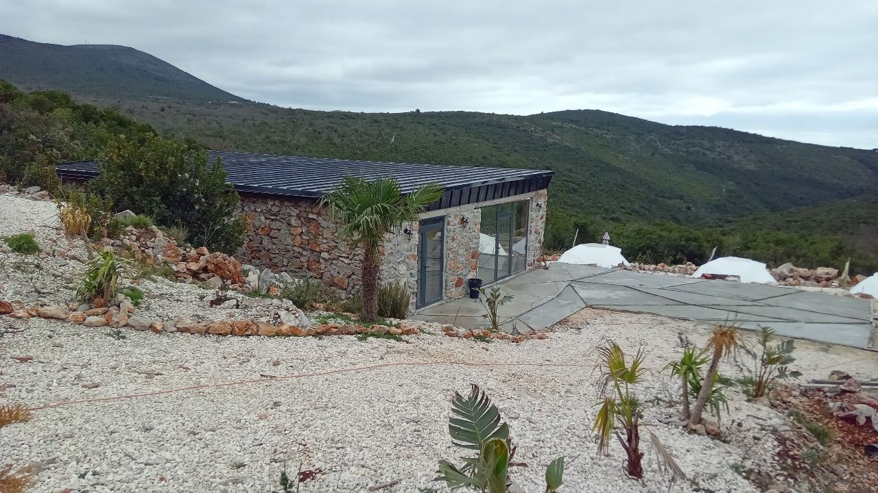 Autentična kamena vila 115 m² sa 5 glamping kućica, terasa 80 m², plac 2.000 m² – Luštica, Rose, panoramski pogled na more i planine - Amfora Real Estate