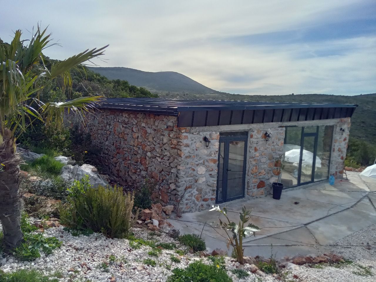 Autentična kamena vila 115 m² sa 5 glamping kućica, terasa 80 m², plac 2.000 m² – Luštica, Rose, panoramski pogled na more i planine - Amfora Real Estate