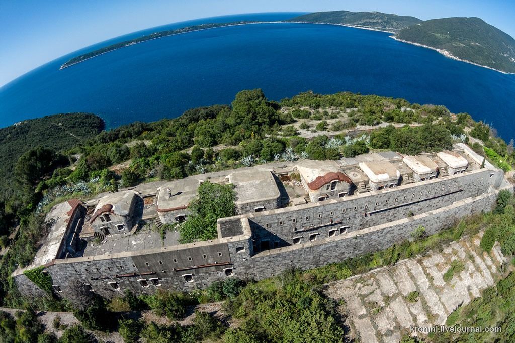 Autentična kamena vila 115 m² sa 5 glamping kućica, terasa 80 m², plac 2.000 m² – Luštica, Rose, panoramski pogled na more i planine - Amfora Real Estate