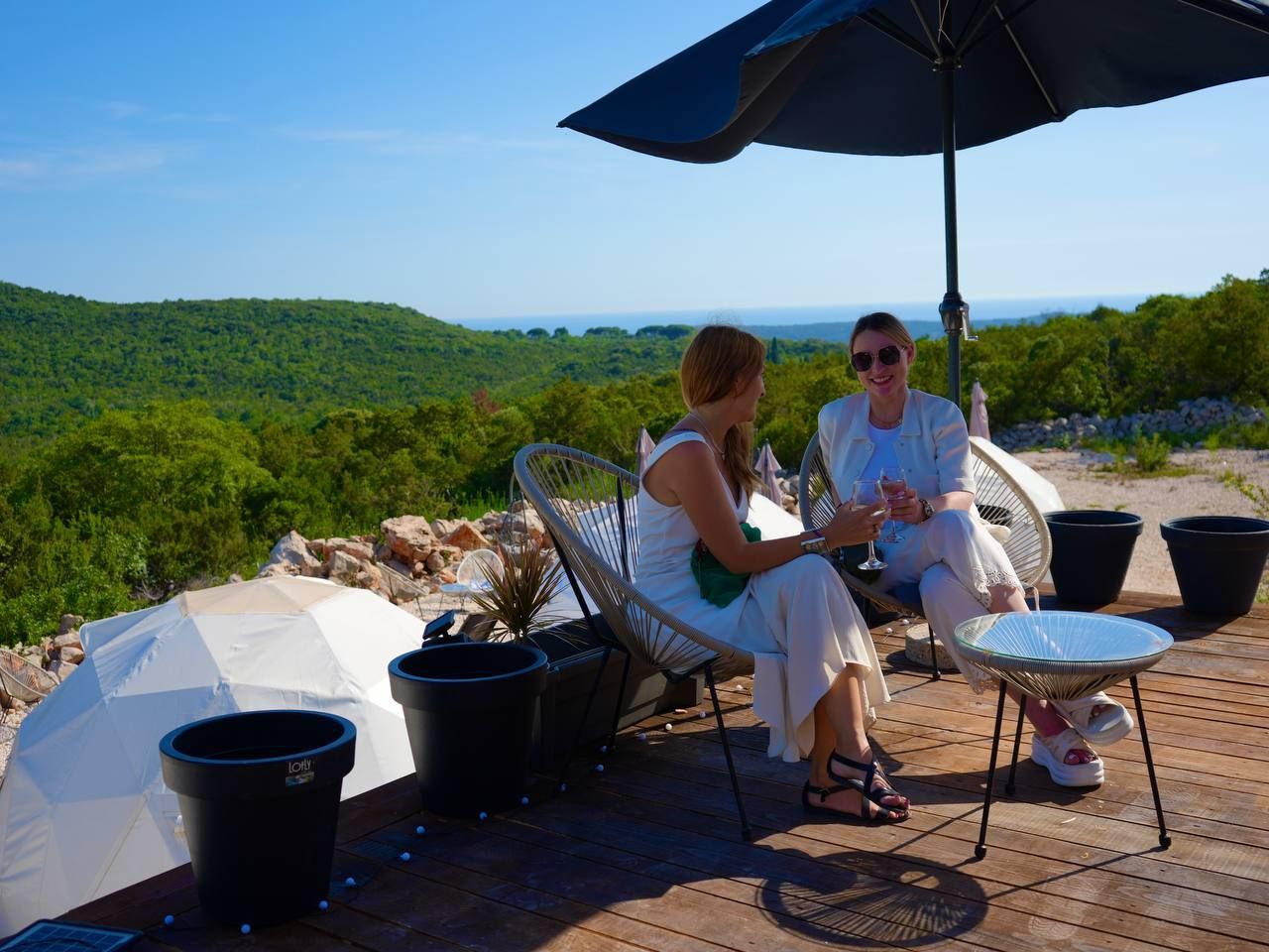 Autentična kamena vila 115 m² sa 5 glamping kućica, terasa 80 m², plac 2.000 m² – Luštica, Rose, panoramski pogled na more i planine - Amfora Real Estate