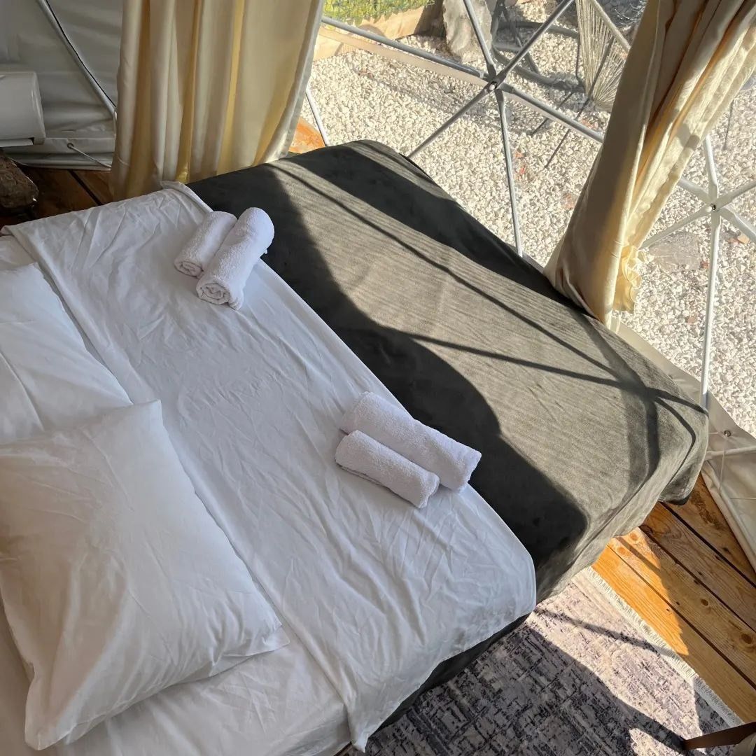 Autentična kamena vila 115 m² sa 5 glamping kućica, terasa 80 m², plac 2.000 m² – Luštica, Rose, panoramski pogled na more i planine - Amfora Real Estate