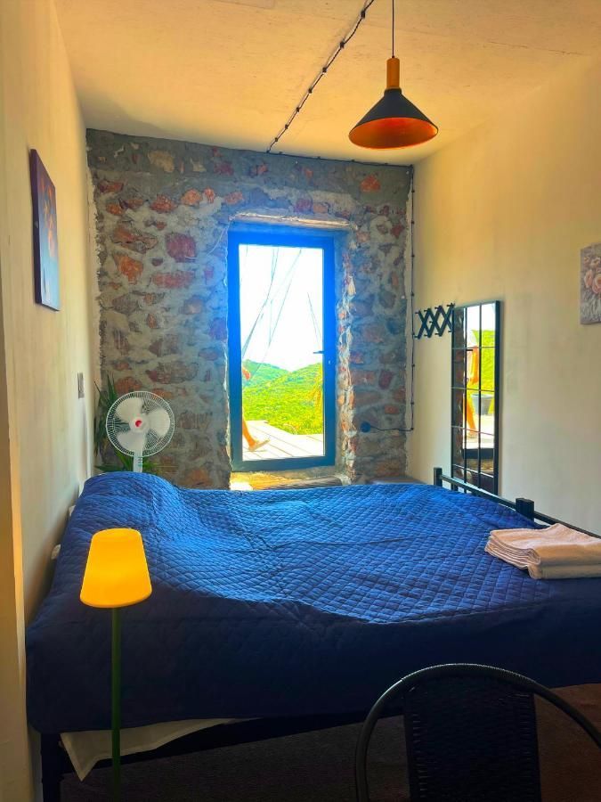 Autentična kamena vila 115 m² sa 5 glamping kućica, terasa 80 m², plac 2.000 m² – Luštica, Rose, panoramski pogled na more i planine - Amfora Real Estate