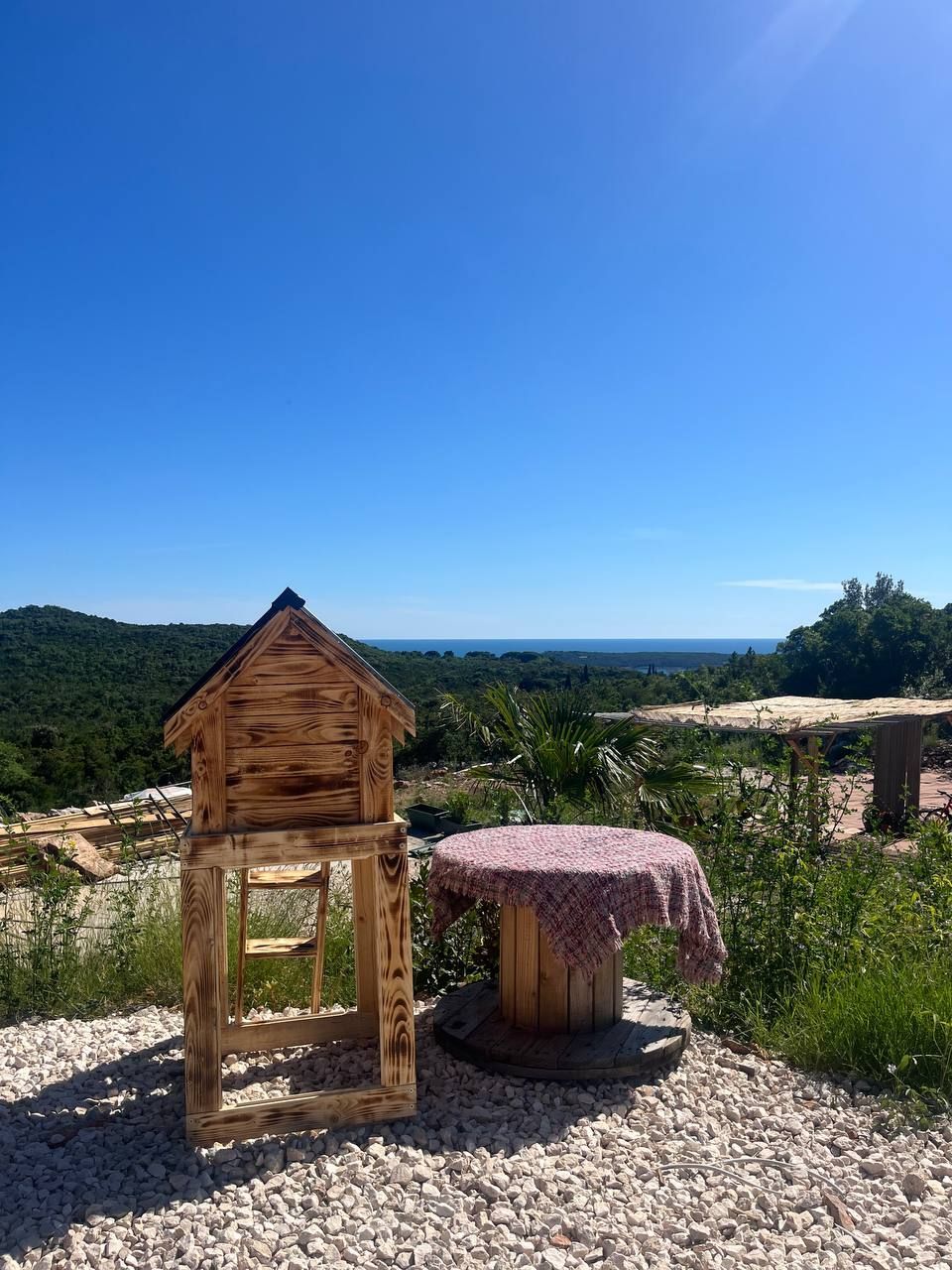 Autentična kamena vila 115 m² sa 5 glamping kućica, terasa 80 m², plac 2.000 m² – Luštica, Rose, panoramski pogled na more i planine - Amfora Real Estate