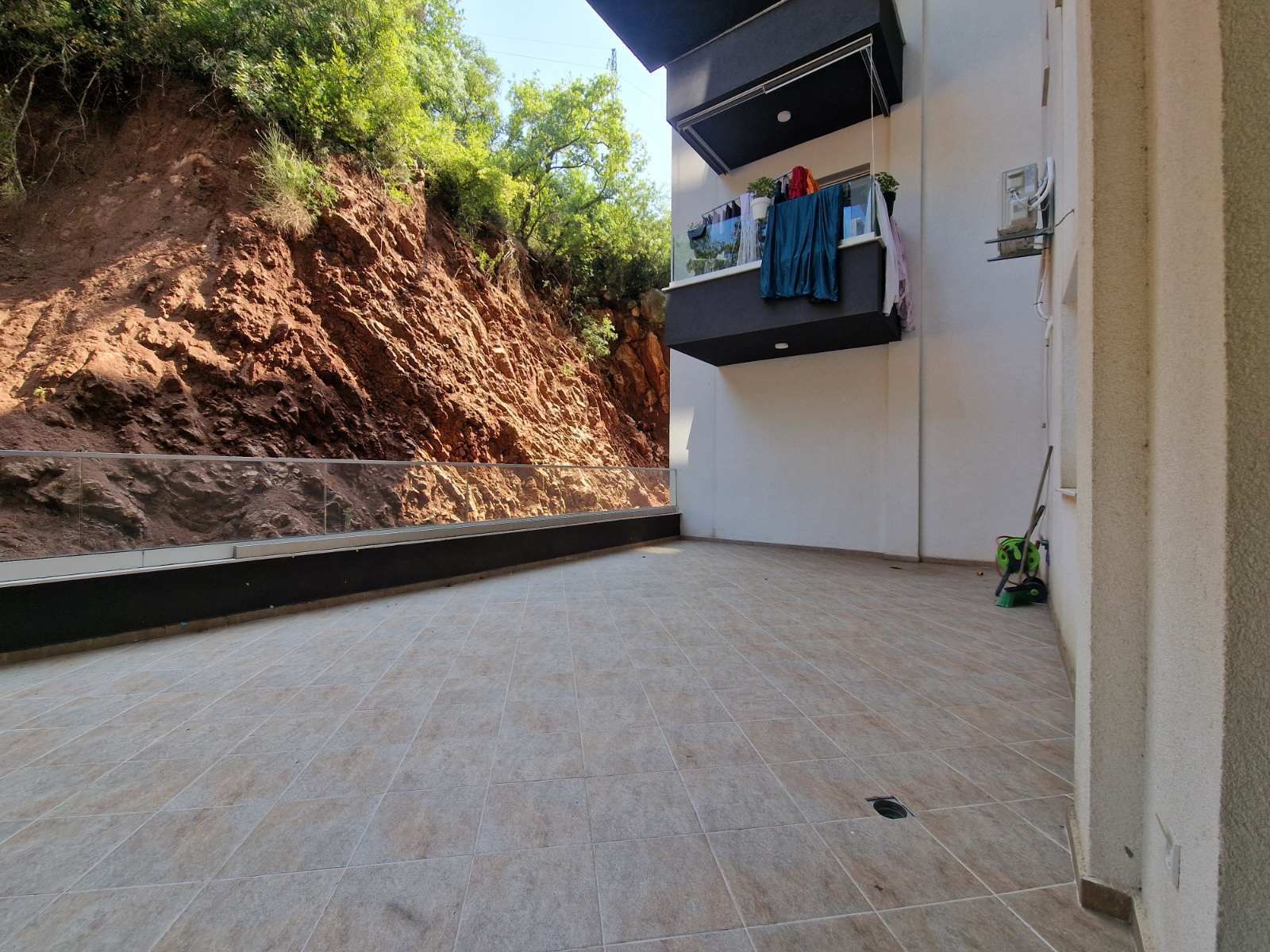 Luksuzno opremljen trosoban stan 97 m² sa dve terase u kompleksu The Old Bakery – Budva ( DOSTUPAN OD 1.08.2025 NA DUZI PERIOD) - Amfora Real Estate