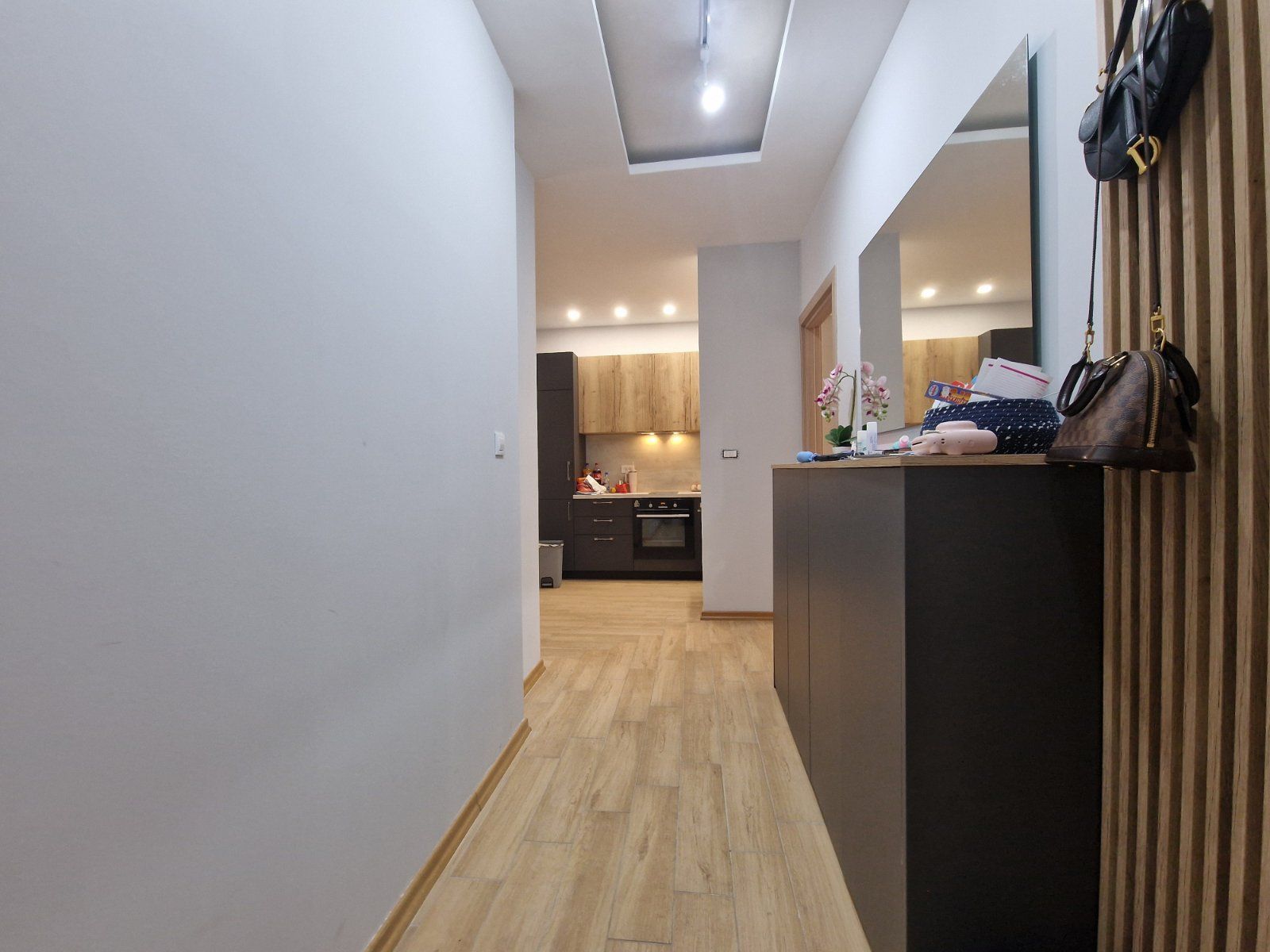 Luksuzno opremljen trosoban stan 97 m² sa dve terase u kompleksu The Old Bakery – Budva ( DOSTUPAN OD 1.08.2025 NA DUZI PERIOD) - Amfora Real Estate