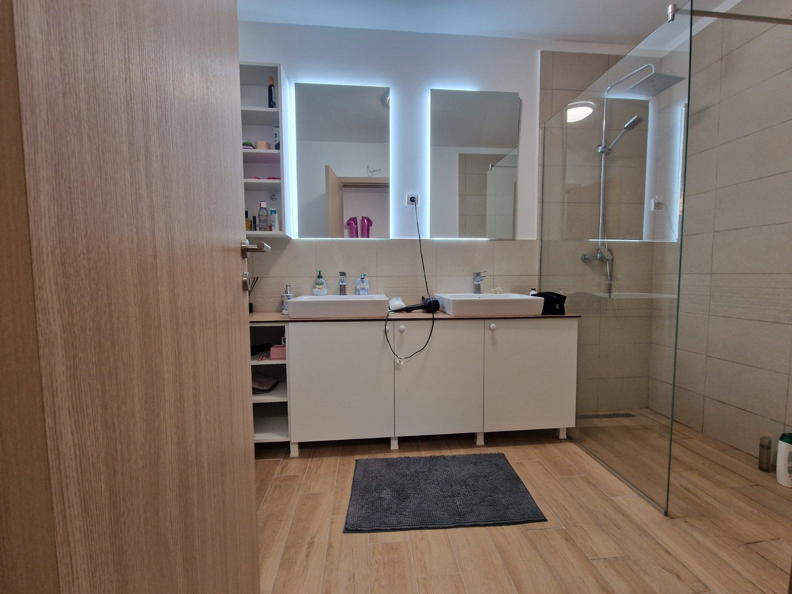 Luksuzno opremljen trosoban stan 97 m² sa dve terase u kompleksu The Old Bakery – Budva ( DOSTUPAN OD 1.08.2025 NA DUZI PERIOD) - Amfora Real Estate