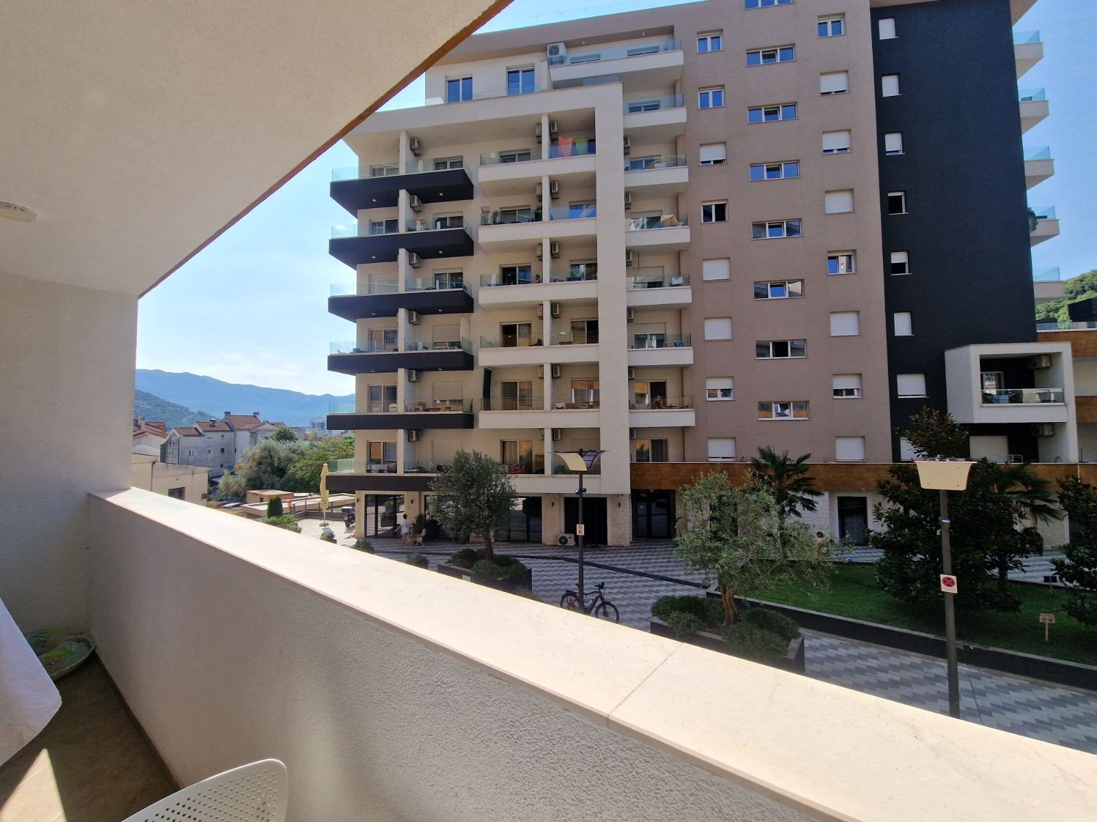 Luksuzno opremljen trosoban stan 97 m² sa dve terase u kompleksu The Old Bakery – Budva ( DOSTUPAN OD 1.08.2025 NA DUZI PERIOD) - Amfora Real Estate