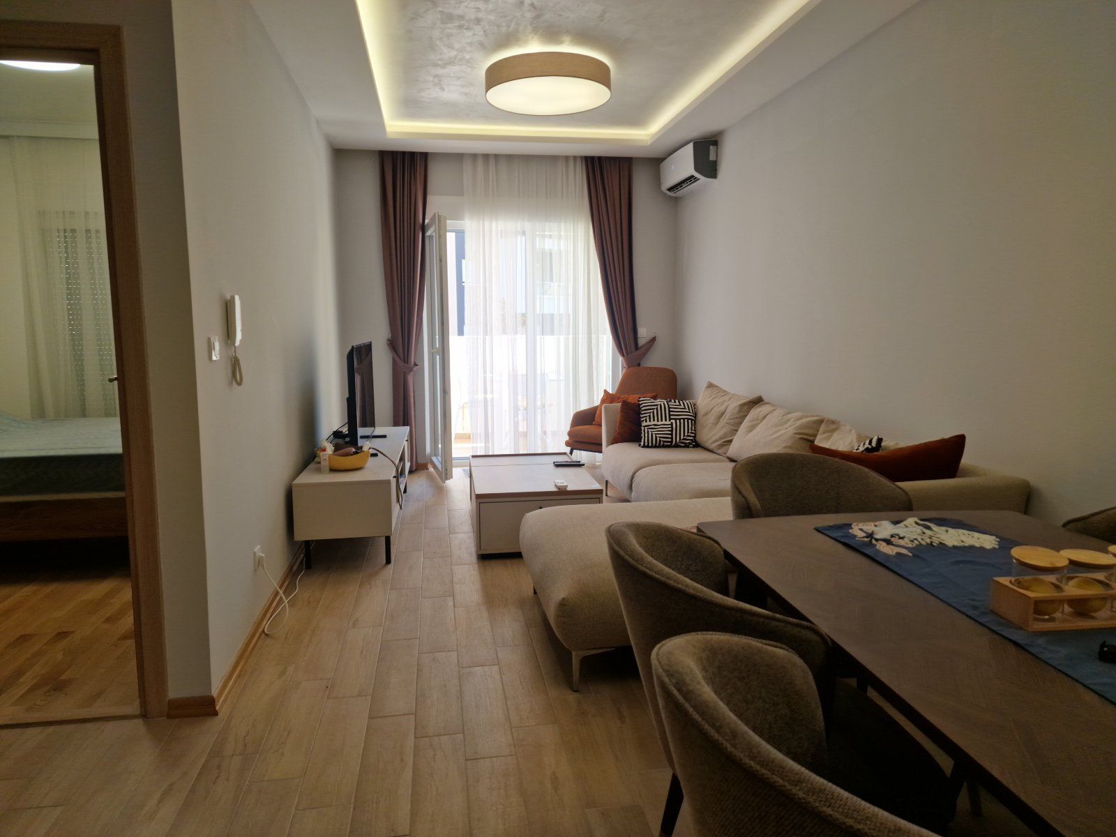 Luksuzno opremljen trosoban stan 97 m² sa dve terase u kompleksu The Old Bakery – Budva ( DOSTUPAN OD 1.08.2025 NA DUZI PERIOD) - Amfora Real Estate