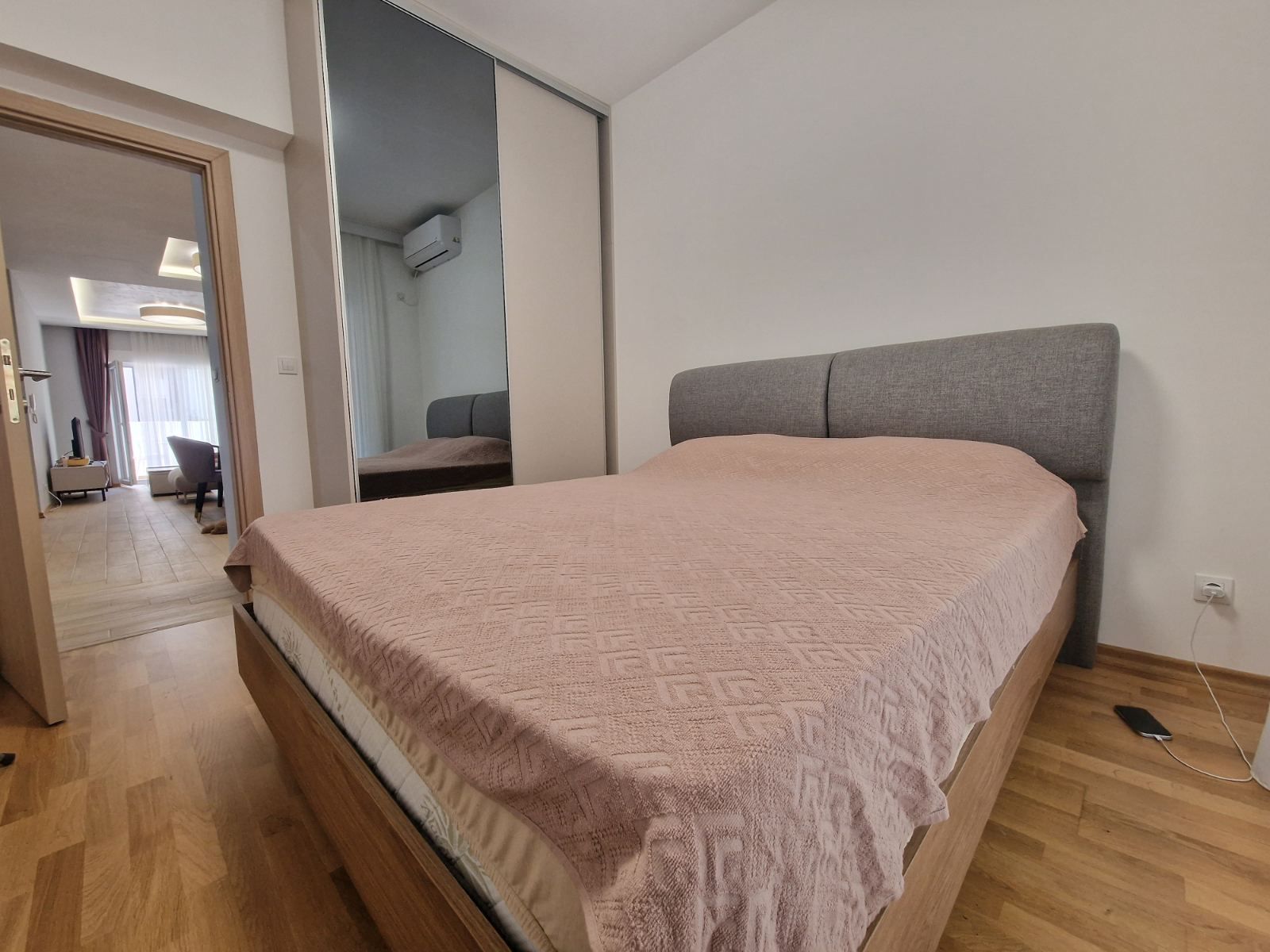 Luksuzno opremljen trosoban stan 97 m² sa dve terase u kompleksu The Old Bakery – Budva ( DOSTUPAN OD 1.08.2025 NA DUZI PERIOD) - Amfora Real Estate