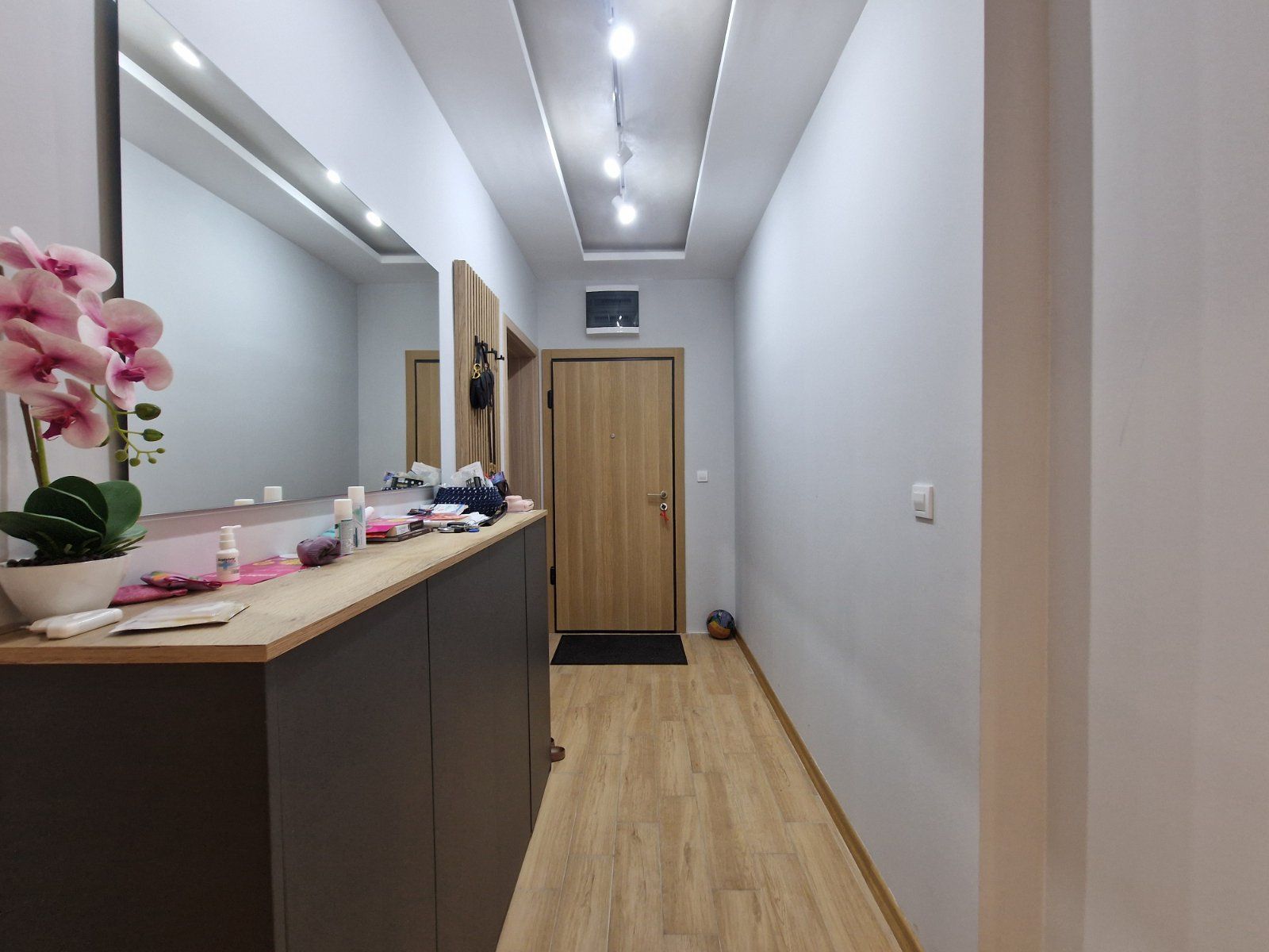 Luksuzno opremljen trosoban stan 97 m² sa dve terase u kompleksu The Old Bakery – Budva ( DOSTUPAN OD 1.08.2025 NA DUZI PERIOD) - Amfora Real Estate