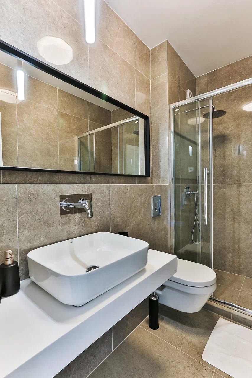 Prodaja luksuzne townhouse vile 223 m² sa bazenom i panoramskim pogledom na more – Reževići, Budvanska rivijera | Mogućnost odloženog plaćanja do godinu dana | Bez plaćanja 3% poreza - Amfora Real Estate