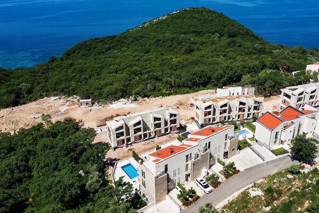 Ekskluzivna luksuzna townhouse vila 220 m² sa privatnim bazenom, panoramskim pogledom na more i visokim standardom kvaliteta – Reževići, Budva (IZDAVANJE NA DUZI PERIOD) - Amfora Real Estate