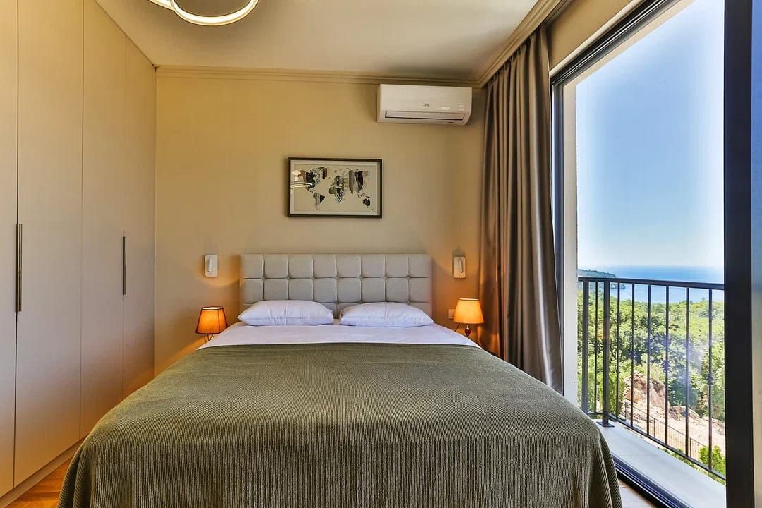 Ekskluzivna luksuzna townhouse vila 220 m² sa privatnim bazenom, panoramskim pogledom na more i visokim standardom kvaliteta – Reževići, Budva (IZDAVANJE NA DUZI PERIOD) - Amfora Real Estate