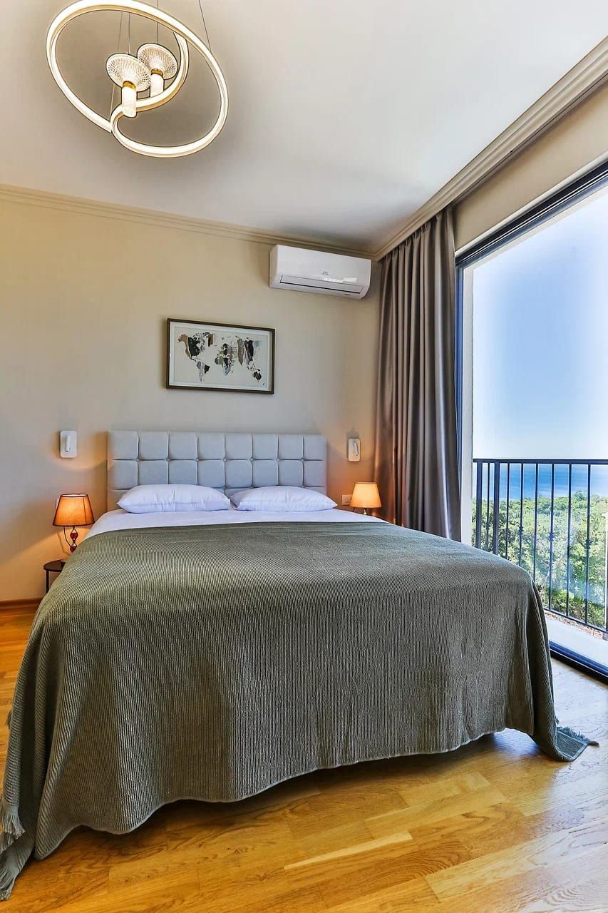 Ekskluzivna luksuzna townhouse vila 220 m² sa privatnim bazenom, panoramskim pogledom na more i visokim standardom kvaliteta – Reževići, Budva (IZDAVANJE NA DUZI PERIOD) - Amfora Real Estate