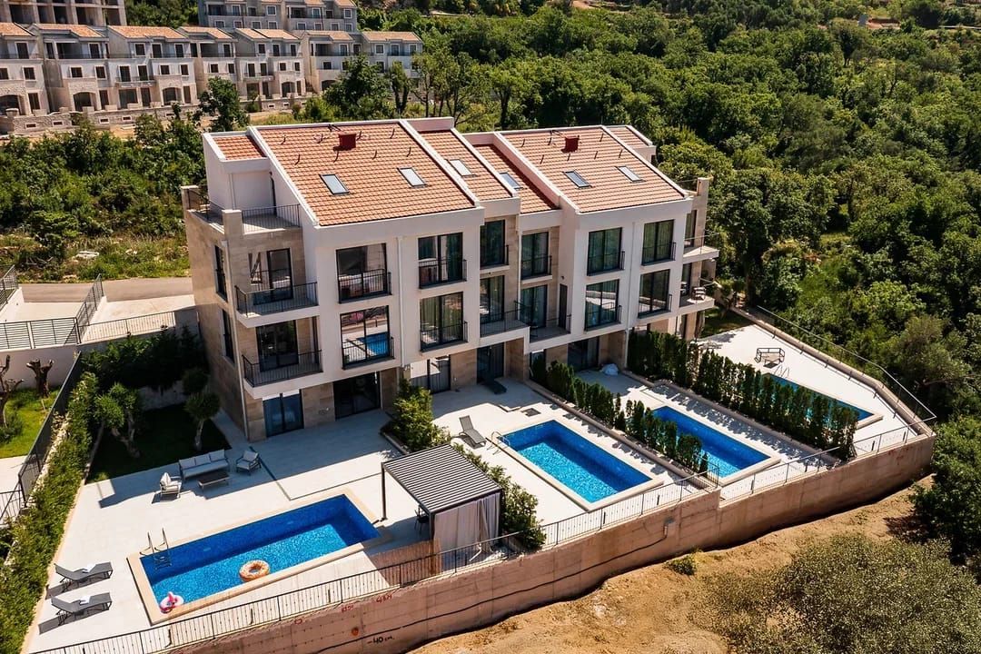 Ekskluzivna luksuzna townhouse vila 220 m² sa privatnim bazenom, panoramskim pogledom na more i visokim standardom kvaliteta – Reževići, Budva (IZDAVANJE NA DUZI PERIOD) - Amfora Real Estate