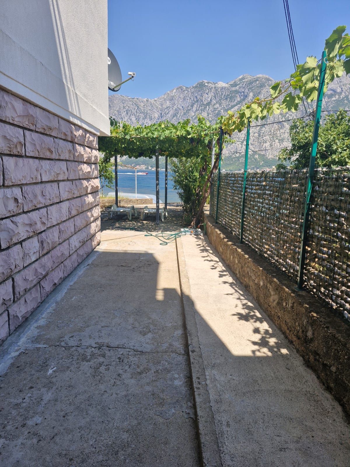 Prodaja – Stan 55 m² + studio 30 m² sa pogledom na more, velikim terasama i 3 parking mesta | Prva linija do mora, Prčanj, Kotor - Amfora Real Estate